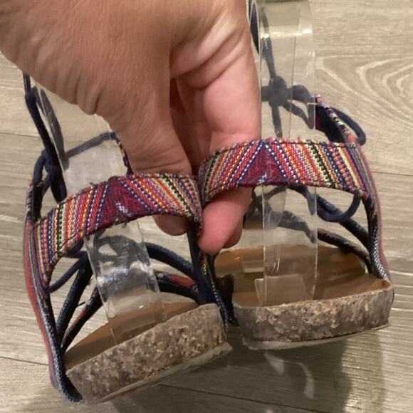 Minnetonka Elsie Woven Sandals US 8 Blue Denim Colorful Lace Up Flat Boho Beach - Picture 7 of 9